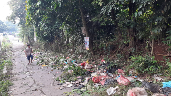 Kondisi jalan di kampung Ciapus, Cikupa, Tangerang yang dipenuhi sampah.