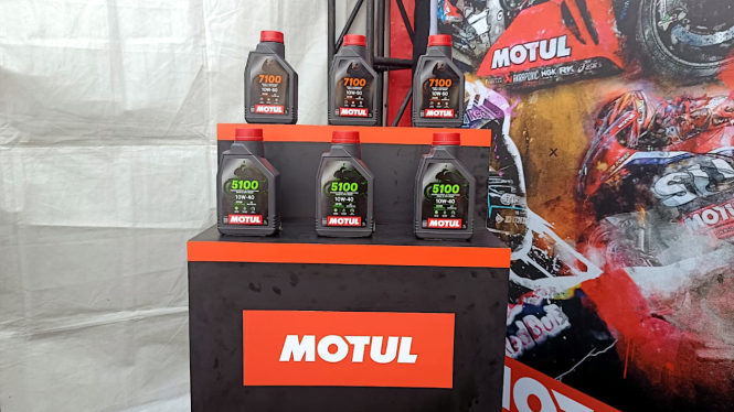 Oli baru Motul berteknologi Ester Core