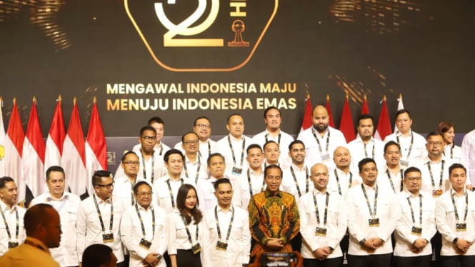 Jajaran pengurus HIPMI saat berfoto dengan Presiden Jokowi.