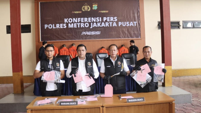 Satuan Reserse Kriminal Polres Metro Jakarta Pusat tangkap 6 orang pelaku pelaku curanmor dan penadah barang- barang hasil curian, dikawasan Hukum Polres Metro Jakarta Pusat, Senin 10 Juni 2024.