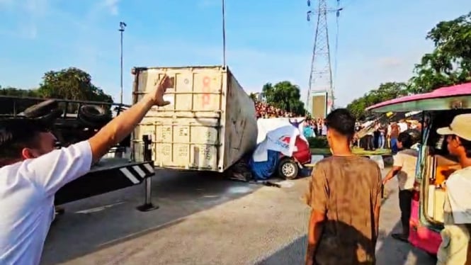 Mobil karyawan BUMN remuk tertimpa truk kontainer di Medan