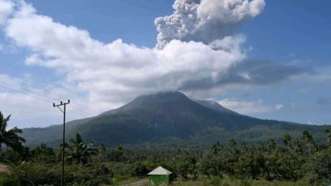 Visual erupsi Gunung Lewotobi Laki-laki di Flores Timur, NTT, Selasa, 11 Juni 2024.