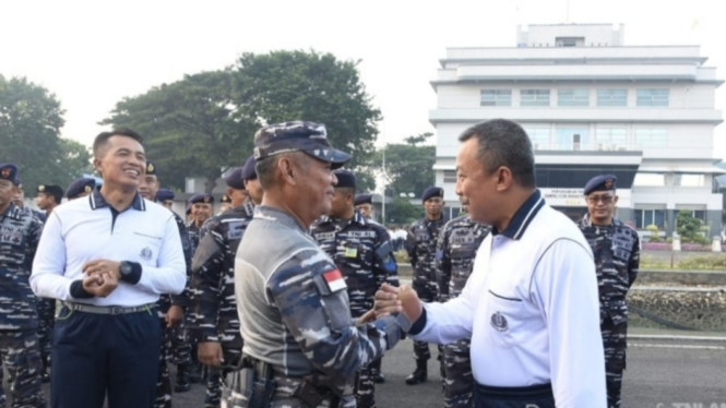 VIVA Militer: Pangkoarmada II sambut kedatangan Laksdya TNI (Purn) Achmad Taufiq