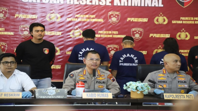 Kabid Humas saat memberi keterangan kasus pengeroyokan bos rental mobil di Pati