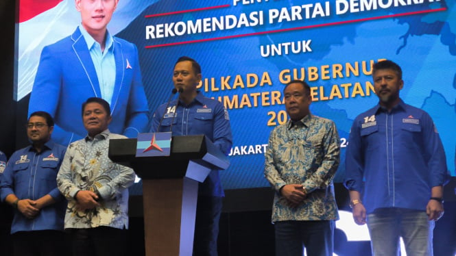 Ketua Umum Partai Demokrat Agus Harimurti Yudhoyono resmi mengusung dan memberikan rekomendasi kepada pasangan Herman Deru dan Cik Ujang di Pilgub Sumatera Selatan di Kantor DPP Partai Demokrat, Jakarta Pusat, Selasa, 11 Juni 2024