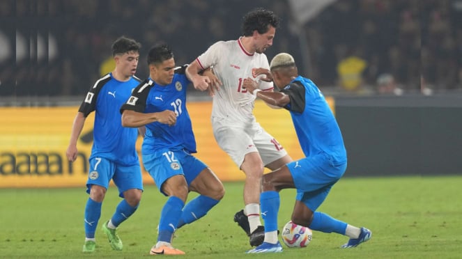 El mediocampista del equipo nacional indonesio, Thdish Hey, derrotó el balón con tres Filipinas