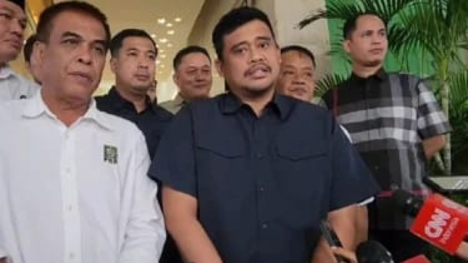 Bupati Madina, Jafar Sukhairi Nasution (kiri kemeja putih) saat mendampingi Bobby Nasution di DPP PKB di Jakarta.