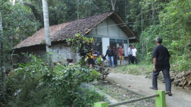 Suasana olah TKP wanita aniaya pacar hingga berujung maut.