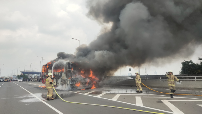 Pemadaman bus pariwisata terbakar