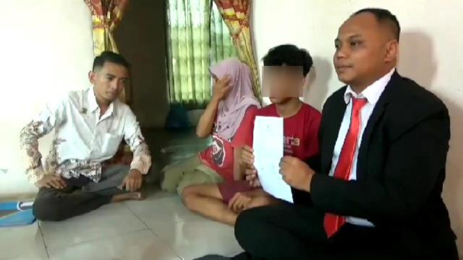 Pengacara menunjukkan laporan ke polisi kasus Siswa SMP ditampar kepala sekolah