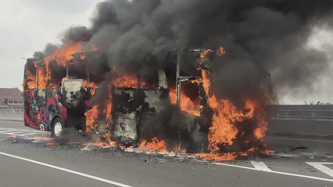 Bus pariwisata terbakar di Tol Wiyoto Wiyono arah Tanjung Priok, Jakarta Utara, Rabu 12 Juni 2024. 