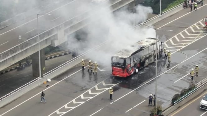 Bus pariwisata terbakar di Tol kawasan Tanjung Priok Jakarta Utara