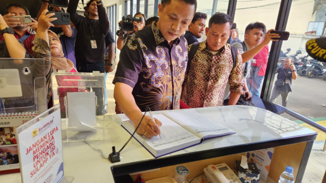 Kuasa Hukum Sekjen PDIP, Hasto Kristiyanto, Ronny Talapessy bersama Staf Hasto, Kusnadi