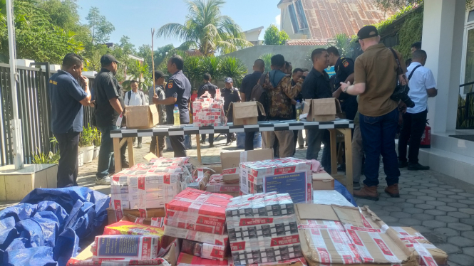 Pemusnahan rokok ilegal dan minuman keras di kantor Bea Cukai Labuan Bajo, NTT