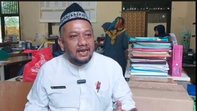 Guru SDN 2 Pasir Putih, Rahmad Setiadi yang memukul dan hadang bus telolet di Depok