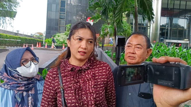 Adik SYL Tenri Angka Yasin Limpo bersama kuasa hukumnya usai diperiksa penyidik KPK