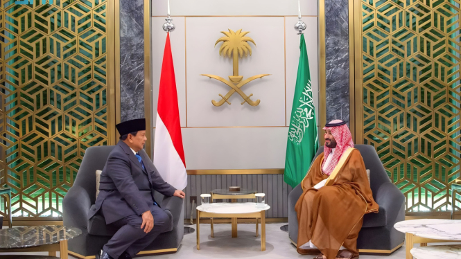 Menteri Pertahanan (Menhan) RI sekaligus presiden terpilih 2024-2029 Prabowo Subianto bertemu dengan Putra Mahkota dan Perdana Menteri Arab Saudi Muhammad bin Salman (MBS) bin Abdulaziz Al Saud di Jeddah, Arab Saudi (sumber: Tim Media Prabowo)