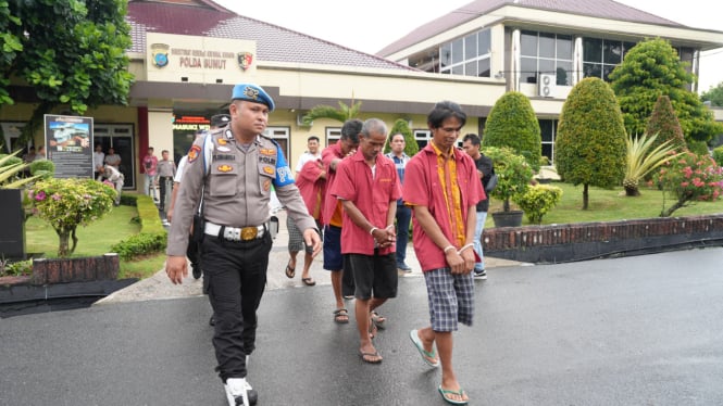 Para pelaku pencuri kelapa sawit milik PTPN IV saat diamankan Polda Sumut.(istimewa/VIVA)