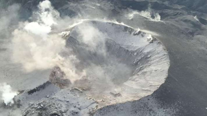 Kubah lava muncul di bagian barat kawah Gunung Ibu di Pulau Halmahera, Maluku Ut