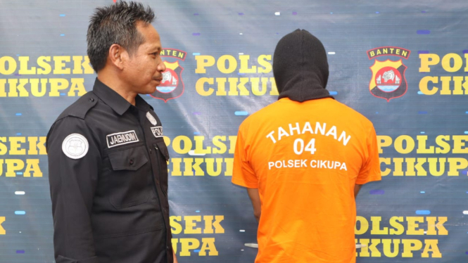 Pelaku peredaran narkotika jenis sabu di Tangerang (baju oranye) ditangkap.