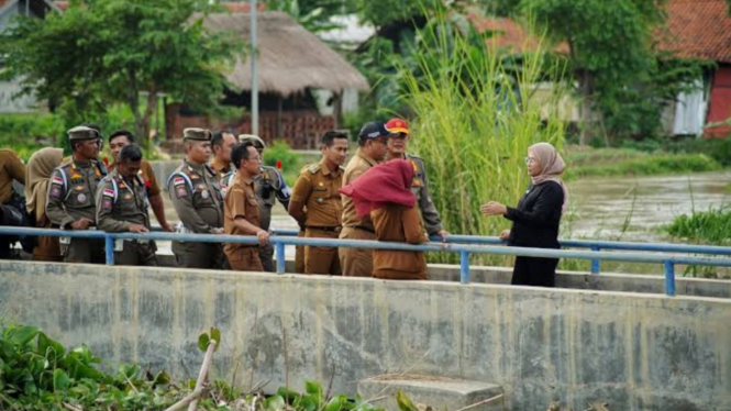 Bupati Indramayu Nina Agustina (kanan)