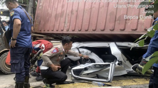 Sebuah mobil minibus Hyundai hancur dan ringsek akibat tertimpa truk kontainer yang terguling di Jalan Kamal Muara Raya, Penjaringan, Jakarta Utara, Kamis 13 Juni 2024.