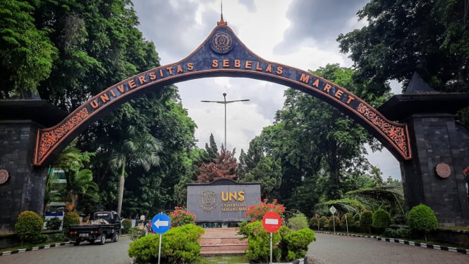 Gerbang masuk kampus Universitas Sebelas Maret (UNS) Solo