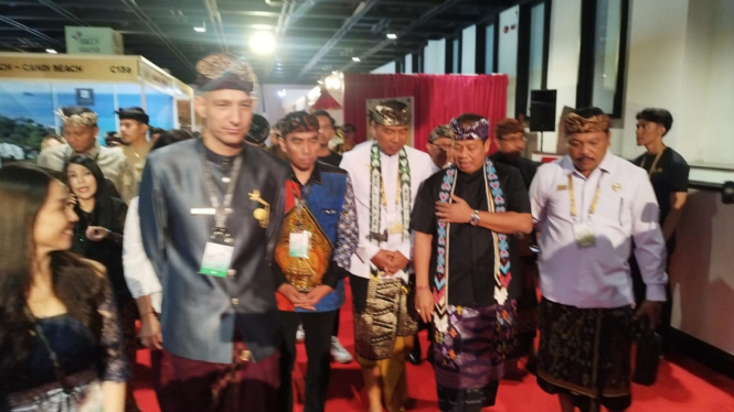 Pj. Gubernur Bali Mahendra Jaya melakukan peninjauan ke sejumlah stand pameran Travel Exchange di BBTF 2024 