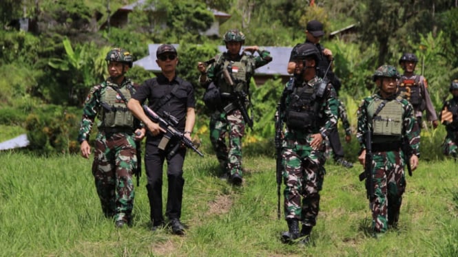 VIVA Militer: Pangkogabwilhan III Letjen TNI Richard Tampubolon (baju hitam)