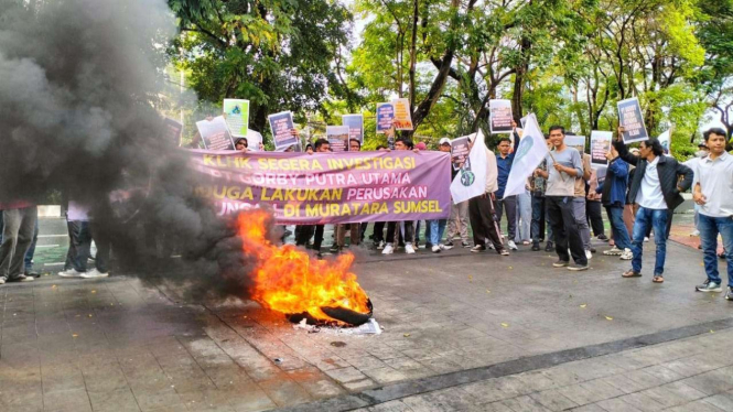 Aktivis Lingkungan Sumsel Demo di Kementerian LHK Jakarta