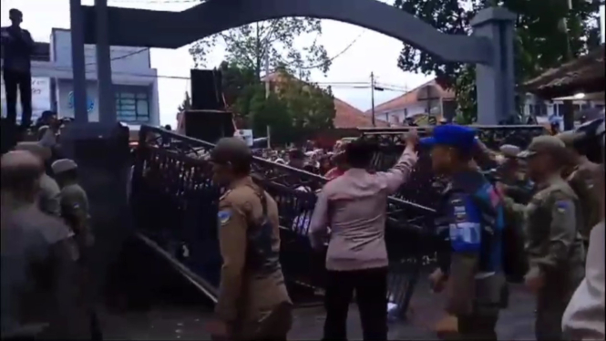 Unjuk rasa ribuan guru honorer di Garut.