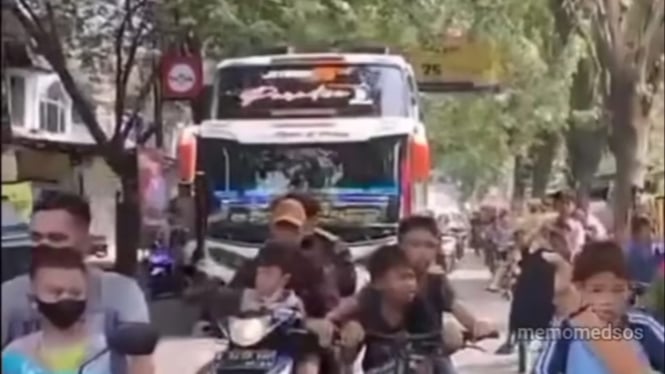 Viral video bocah terlindas bus saat berburu klakson telolet