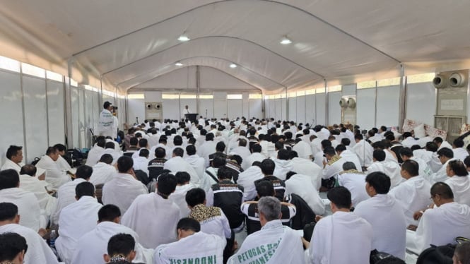 Jemaah haji Indonesia berkumpul di tenda utama saat Hari Arafah 
