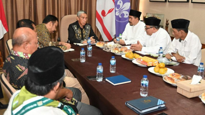 Anggota Badan Wakaf Pondok Pesantren Gontor dengan Sekjen Pramuka