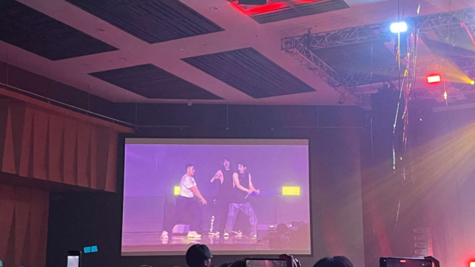 B.I Ajak 2 Penggemar Menari Bersama di Tour HYPE UP In Jakarta