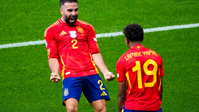 Pemain Timnas Spanyol Dani Carvajal dan Lamine Yamal rayakan gol.