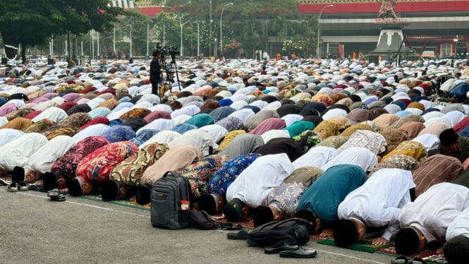 Puluhan ribu jemaah MTA mengikuti Salat Idul Adha di kawasan Stadion Manahan, Solo, Minggu, 16 Juni 2024