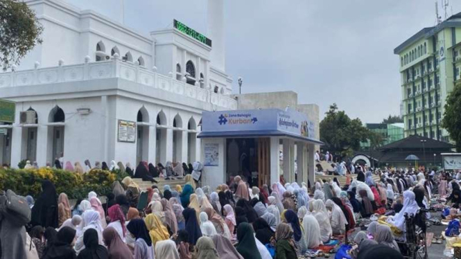 Jemaah Salat Idul Adha di Masjid Al-Azhar