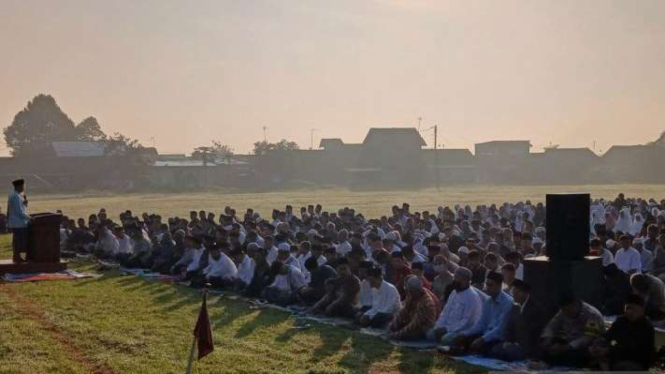 Jamaah Majlis Tafsir Al Quran (MTA) mendengarkan khutbah Idul Adha di Lapangan Banyuurip, Kabupaten Temanggung, Jawa Tengah, Minggu, 16 Juni 2024.