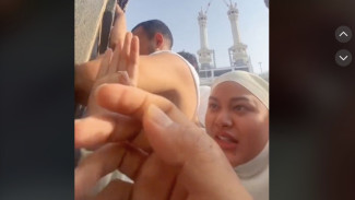 Bikin Merinding, Momen Aurel Hermansyah Cium Hajar Aswad