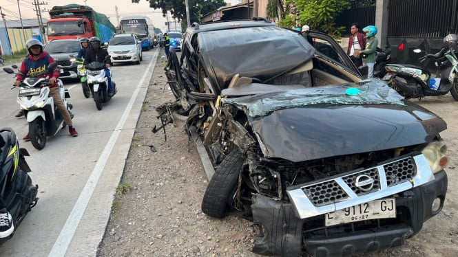 Mobil Nissan yang terlibat kecelakaan di Bypass Mojokerto.