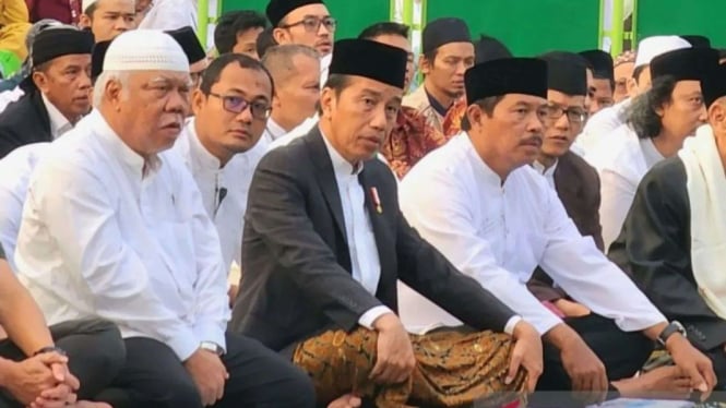 Appearance of Jokowi and Basuki praying Eid al-Adha at Simpang Lima Square in Semarang