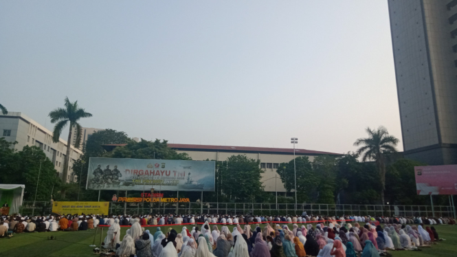 Kapolda dan ribuan polisi solat idul adha di lapangan presisi