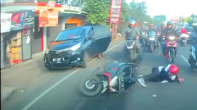 Video Penumpang mobil buka pintu sembarangan