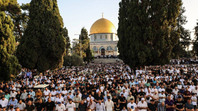 Puluhan Ribu Warga Palestina Laksanakan Shalat Idul Adha di Masjid Al-Aqsa (Doc: Middle East Monitor)