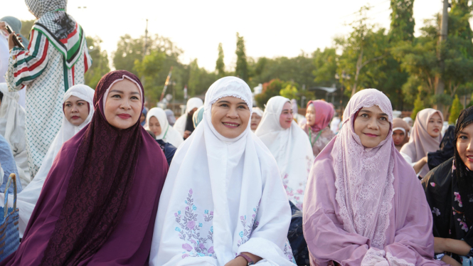 Bupati Indramayu Nina Agustina (tengah)