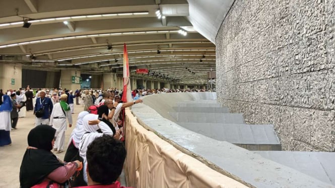 Puncak Haji, Hari Kedua di Mina, Jemaah Lontar Jumrah Ula, Wustha, dan Aqabah