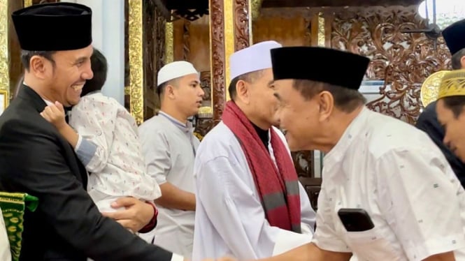 Ketua DPRD Provinsi Jambi Edi Purwanto (Baju Hitam) Selesai Salat Idul Adha di Masjid Al Falah Jambi 