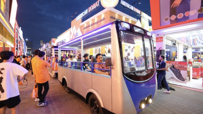 Autobús Warawiri en la Feria de Yakarta 2024.