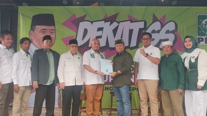 Ketua DPC PKB Kota Depok, Faizin  menyerahkan SK dukungan kepada Supian Suri